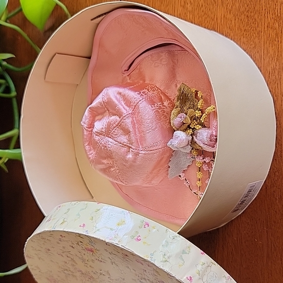 Putting on the Ritz Jewelry Unique Gift Box Victorian Bonnet 👒  with Hat Box - Picture 8 of 11